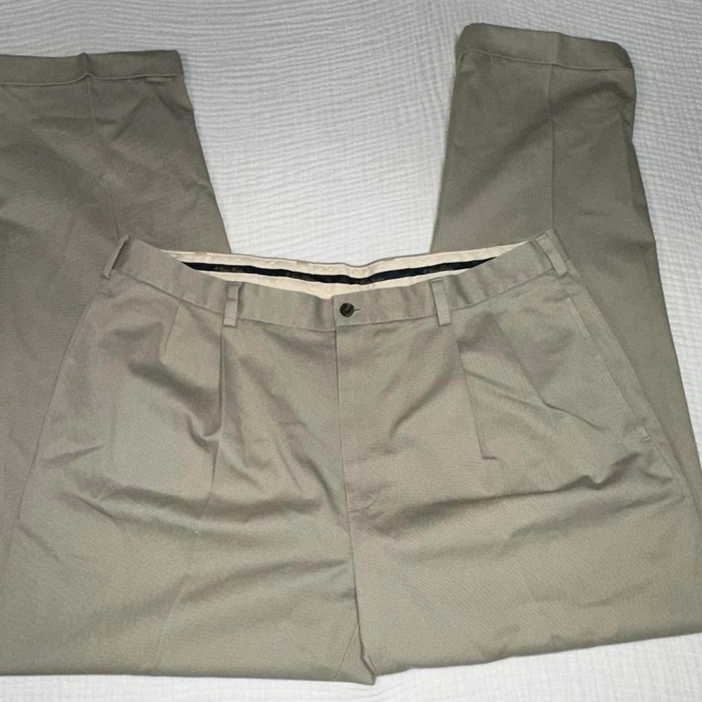 Brooks Brothers tan Khaki straight leg advantage chino trousers.‎ Size 40x32